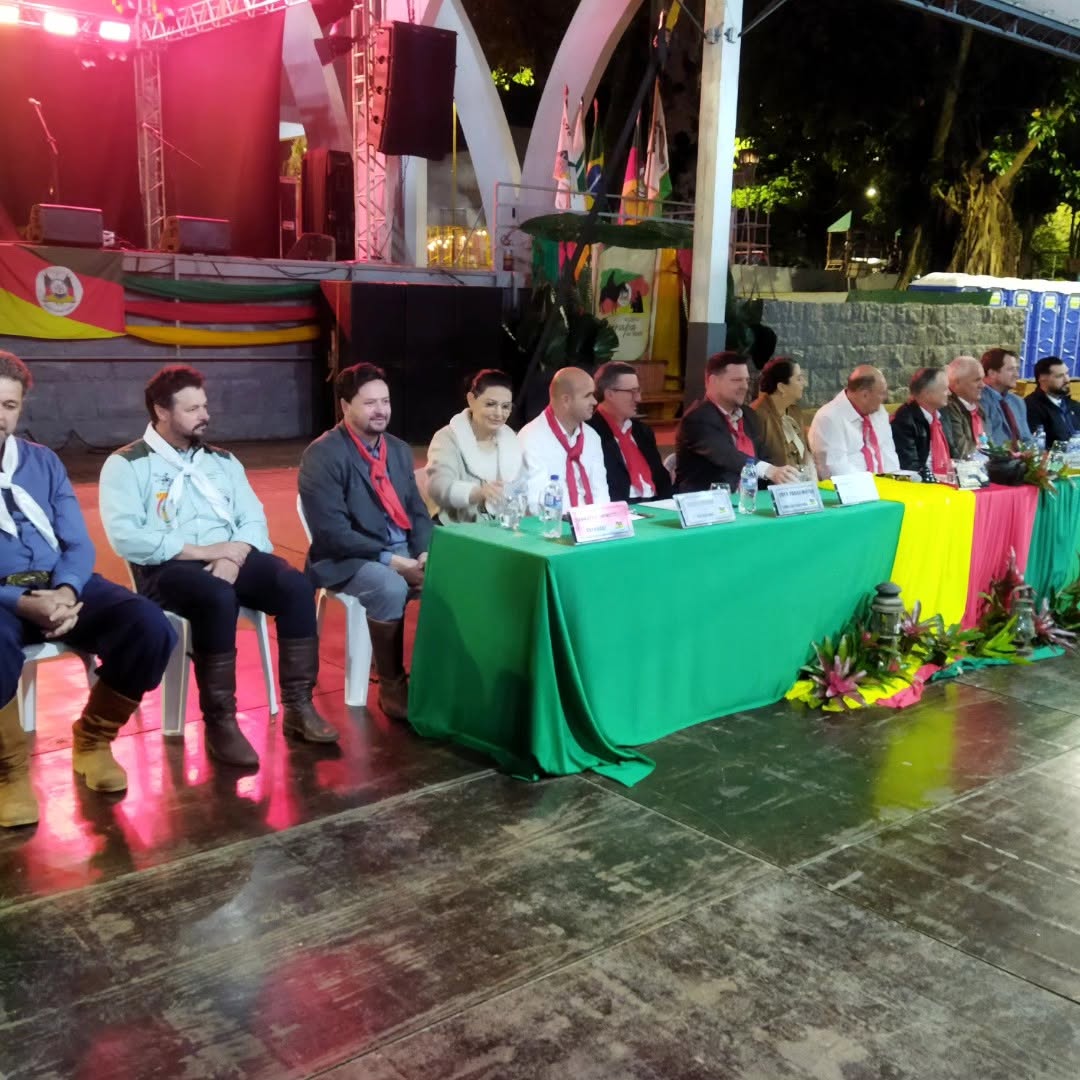 Capa Câmara de Seberi realizou Sessão Solene Farroupilha na Praça da Paz