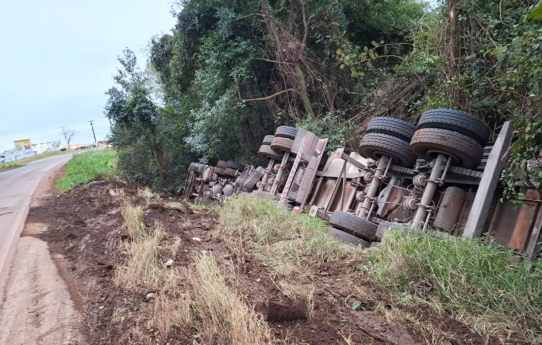 Capa Carreta com calcário sai da pista na ERS-342 entre Cruz Alta e Ijuí