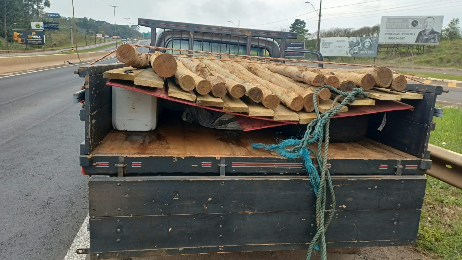 Capa PRF apreendeu 500 litros de agrotóxicos contrabandeados do Paraguai na BR-480 em Chapecó