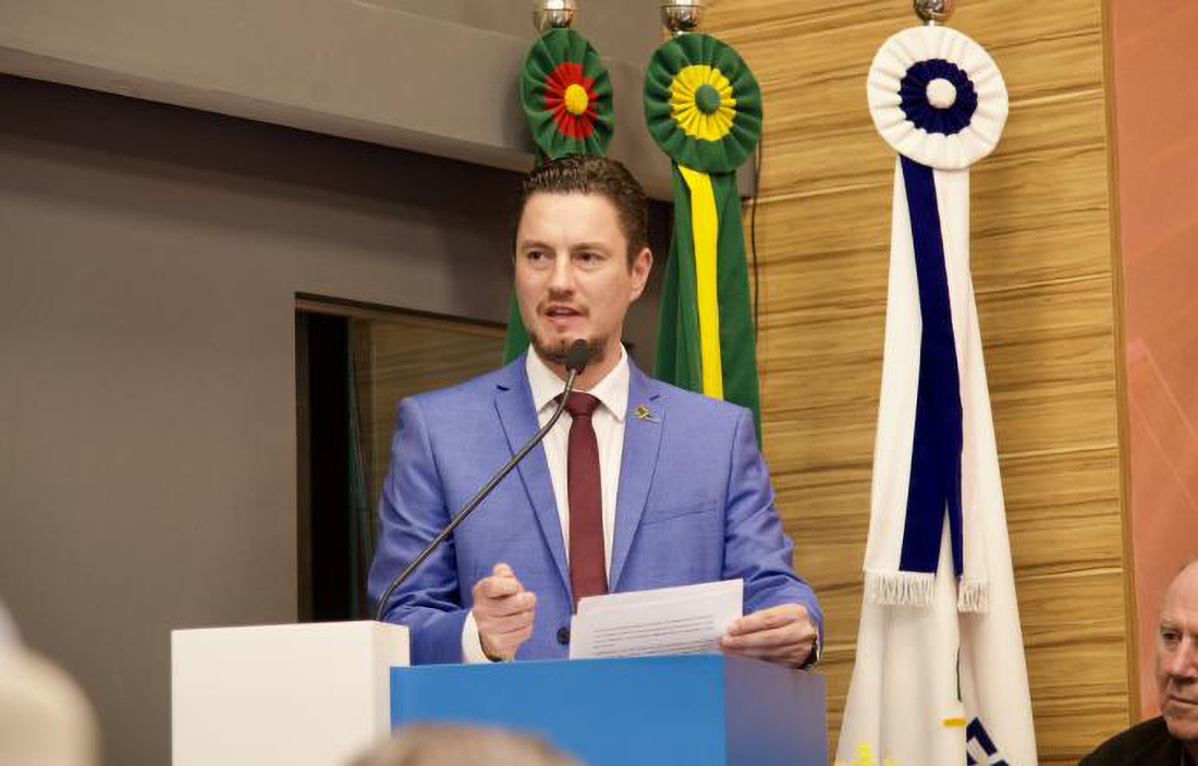 Capa Marcelo Arruda é empossado presidente da Famurs