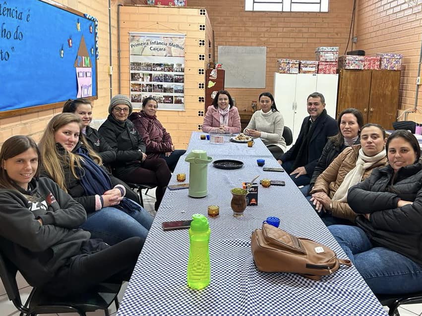 Capa Prefeito Municipal participa de reunião com visitadoras do PIM de Caiçara