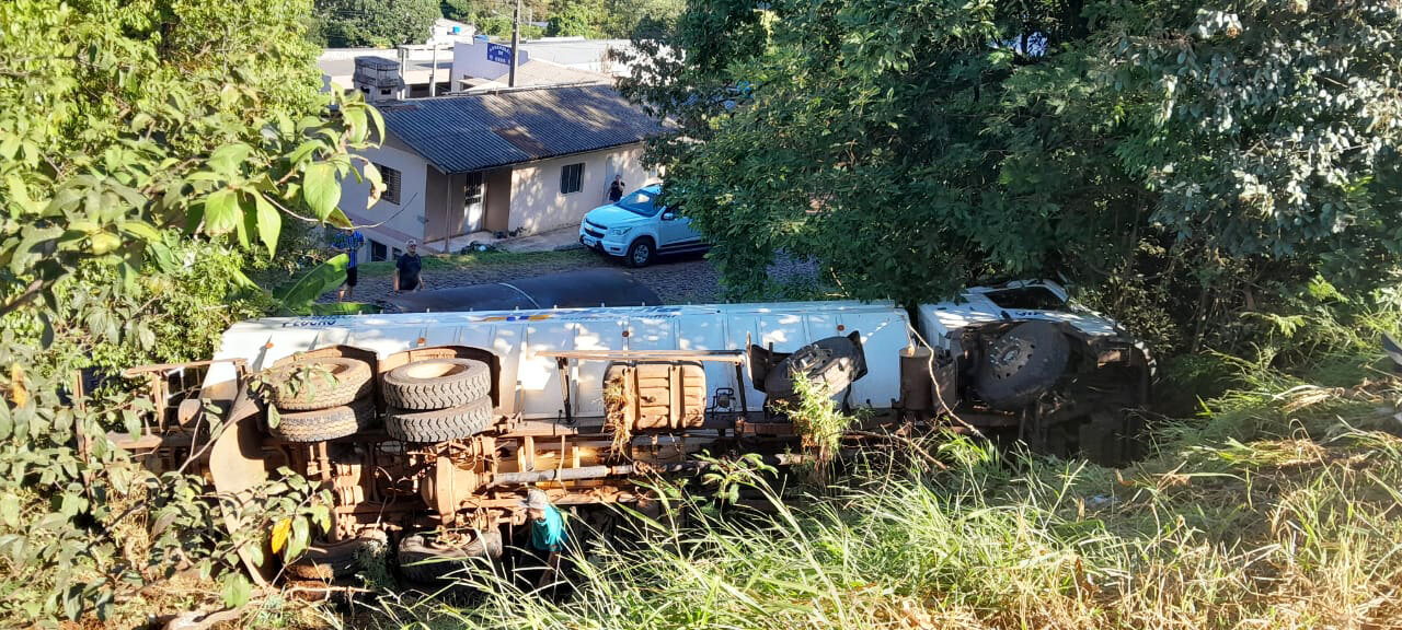 Capa Caminhão de ração tomba na BR-386 em Frederico Westphalen