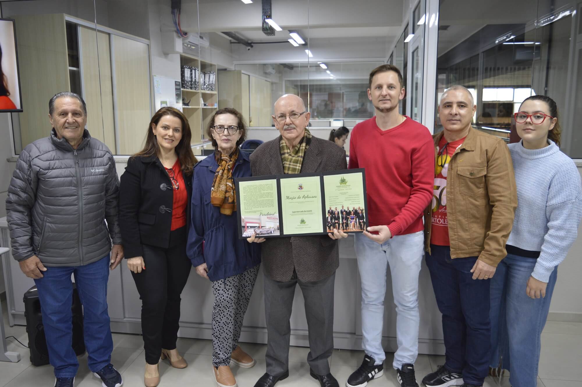 Capa Poder Legislativo de Frederico Westphalen homenageia Super Bertoletti pelos seus 50 anos