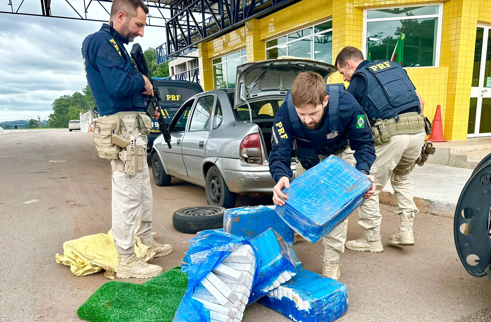Capa PRF prende traficante transportando mais de 130 quilos de maconha