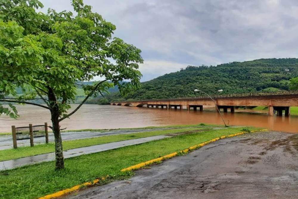 Capa Vazão da barragem Foz do Chapecó atinge níveis críticos na ponte do Goio-Ên