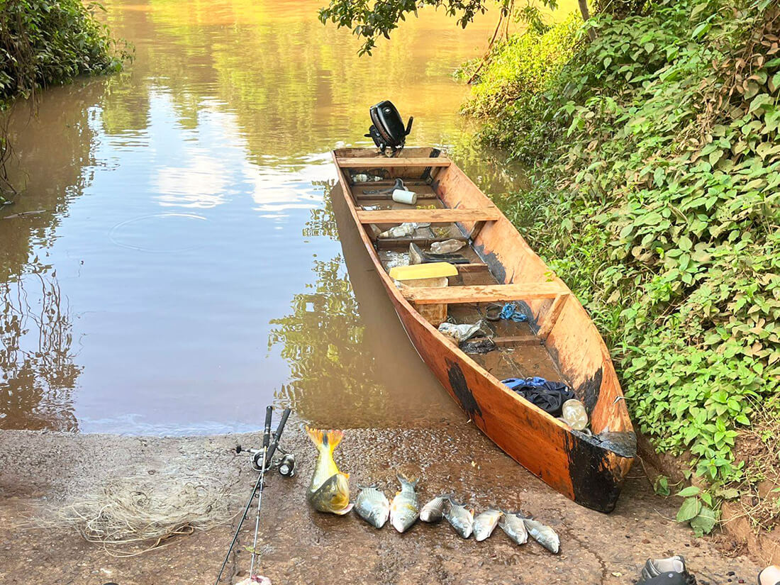 Capa PATRAM flagra quatro estrangeiros pescando ilegalmente e apreende peixes e munições no Rio Uruguai