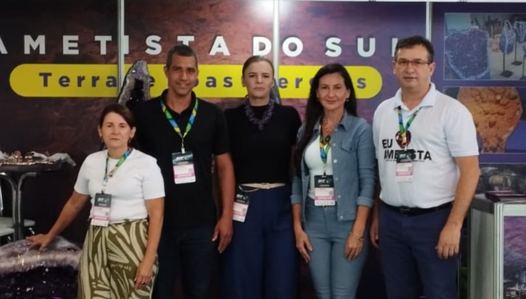 Capa Ametista do Sul destaca turismo com estande próprio em evento internacional