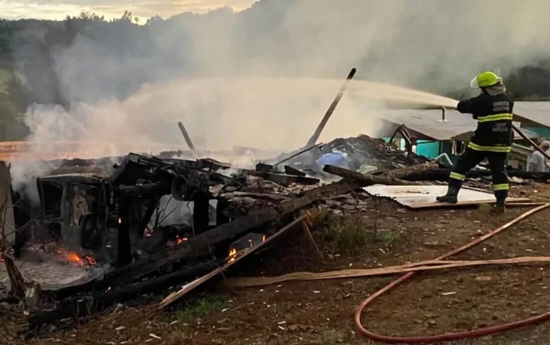 Capa Incêndio atinge silo de sementes de milho e veículo em Derrubadas