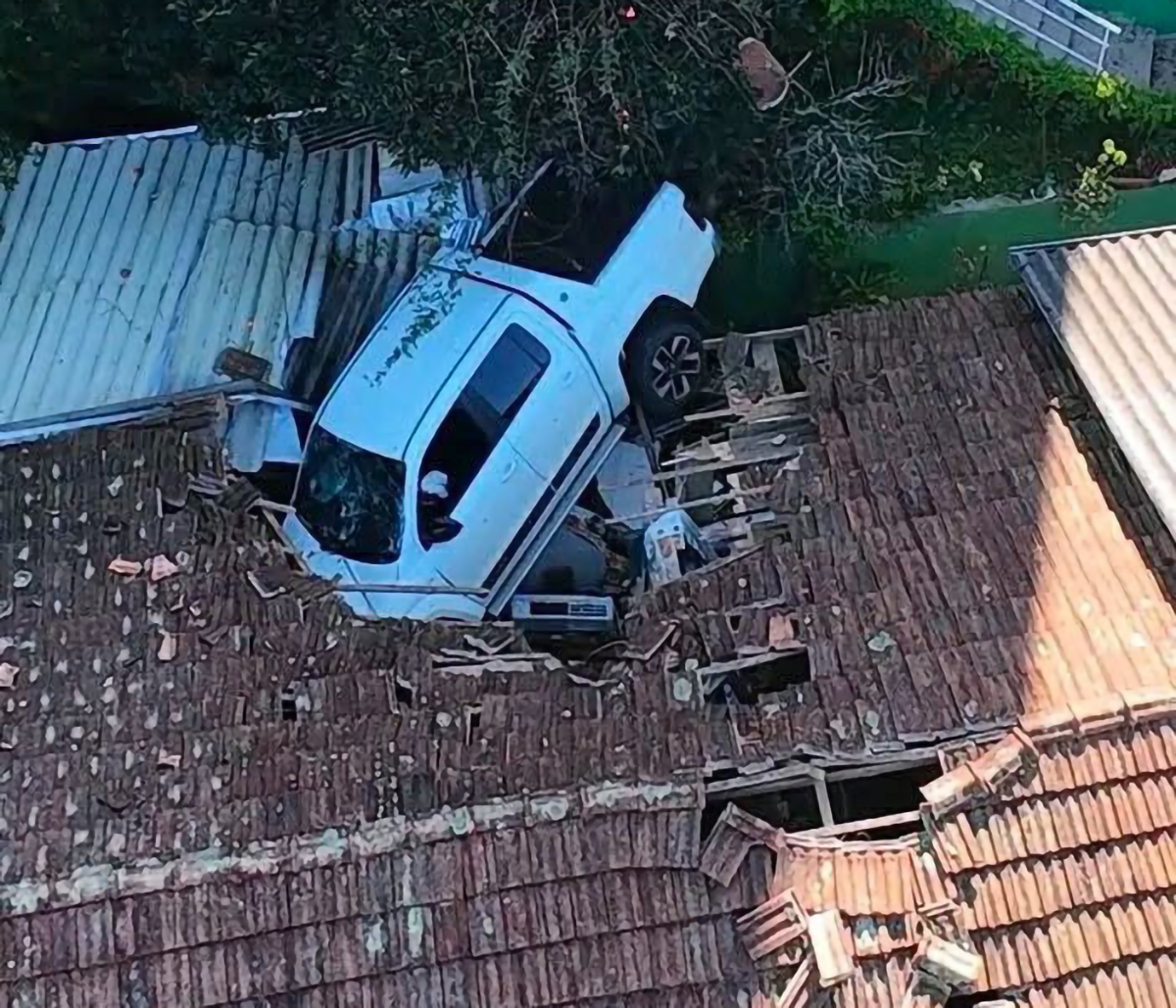 Capa Caminhonete atinge telhado de residência após motorista sofrer mal súbito em SC