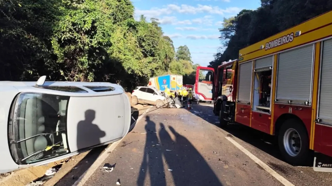 Capa Homem morre em colisão múltipla envolvendo cinco veículos na BR-282 em Chapecó