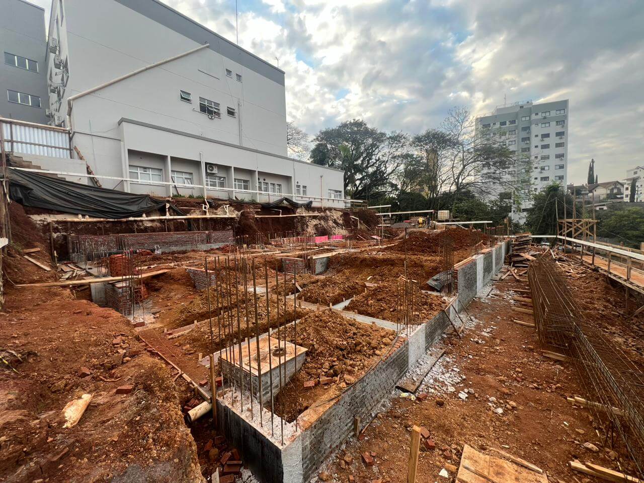 Capa Construção do centro de oncologia e ampliação do setor de hemodiálise do HDP avançam para 12% de sua conclusão