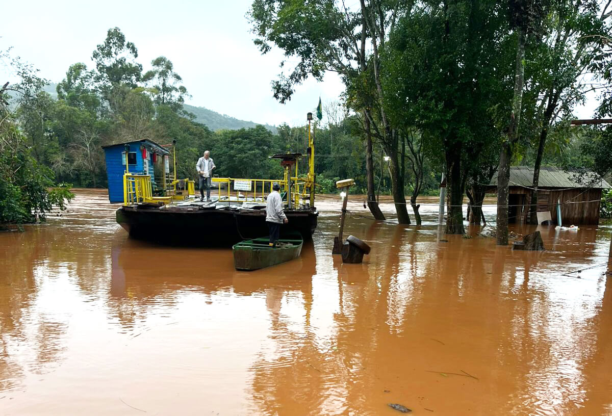 Capa Balsa parada e ponte provisória levada pela cheia intensificam apelo por nova ponte no Alto Uruguai