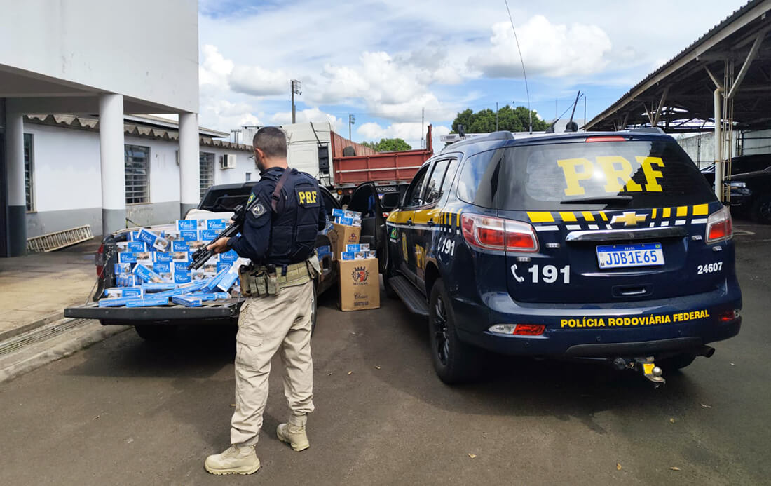 Capa PRF prende homem com carga de cigarros na BR-468, em Coronel Bicaco