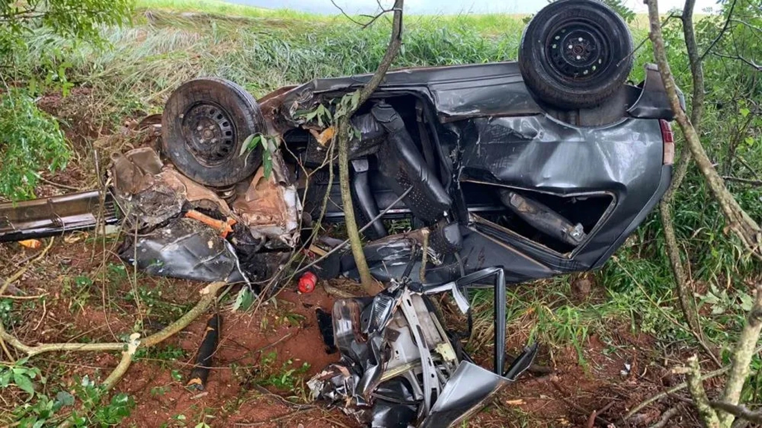 Capa Veículo fica destruído após colisão em árvore em Ronda Alta