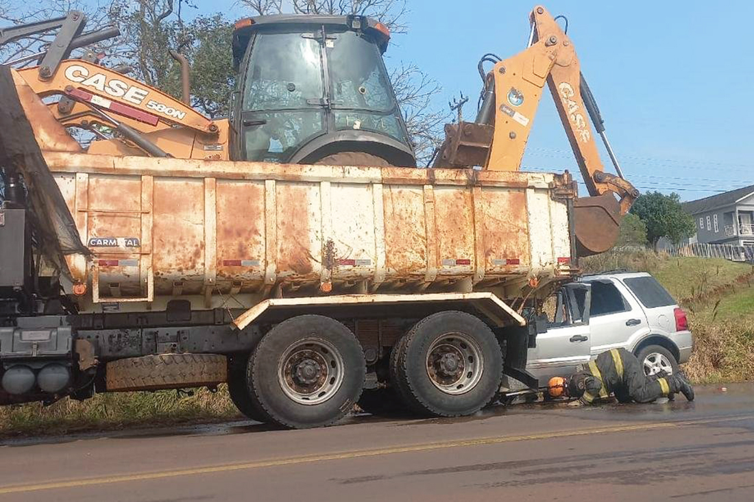 Capa Mulher morre após acidente entre carro e caminhão em Barra Funda