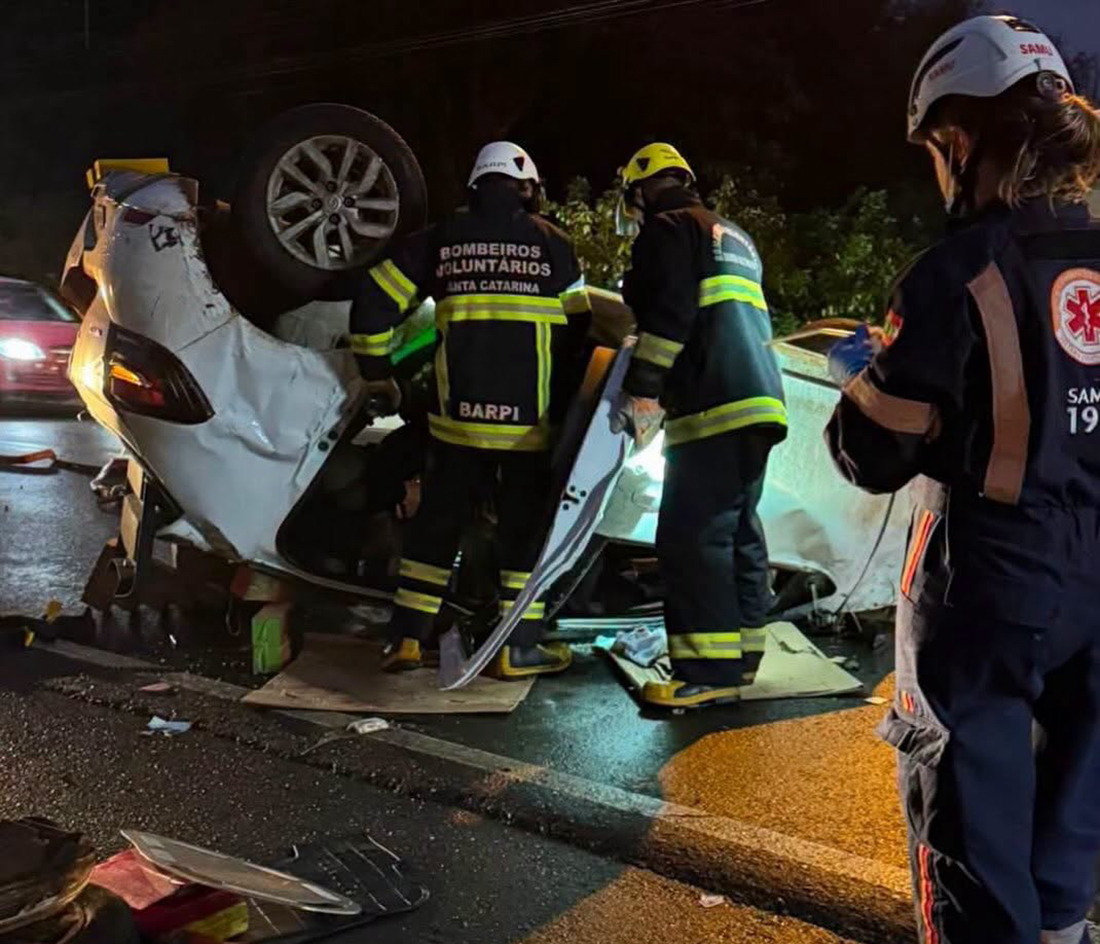 Capa Motorista fica preso às ferragens após capotamento na SC-283 em Concórdia