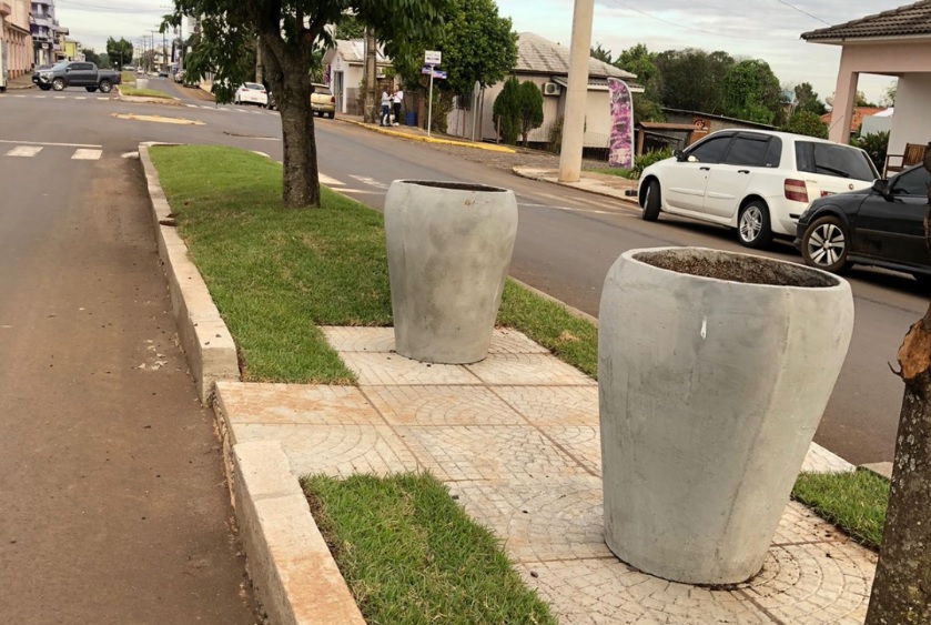 Capa Ametista do Sul: revitalização em canteiros da Avenida Bento Gonçalves é realizada