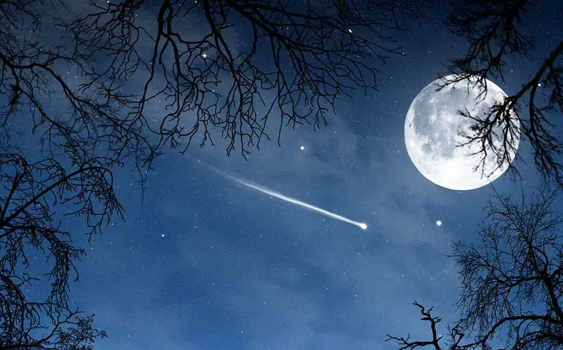 Capa Outubro traz a primeira Superlua do ano e a espetacular "chuva de meteoros"