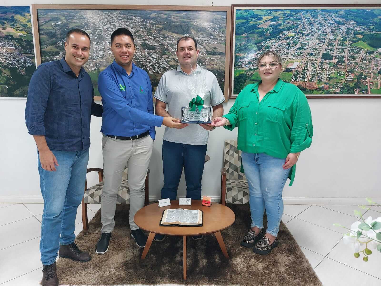 Capa Jornal das Doze: Prefeito de Planalto, Cristiano Gnoatto, recebe placa de agradecimento