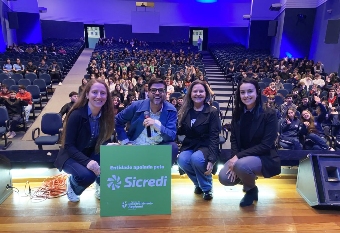 Capa URI Frederico Westphalen reúne 700 estudantes em palestra sobre saúde na adolescência