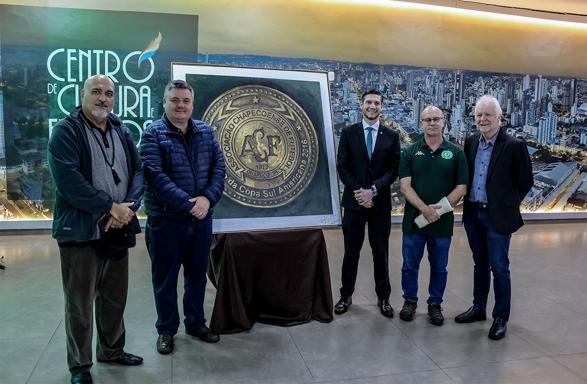 Capa Obra de arte em homenagem às vítimas do acidente aéreo é entregue à Chapecoense