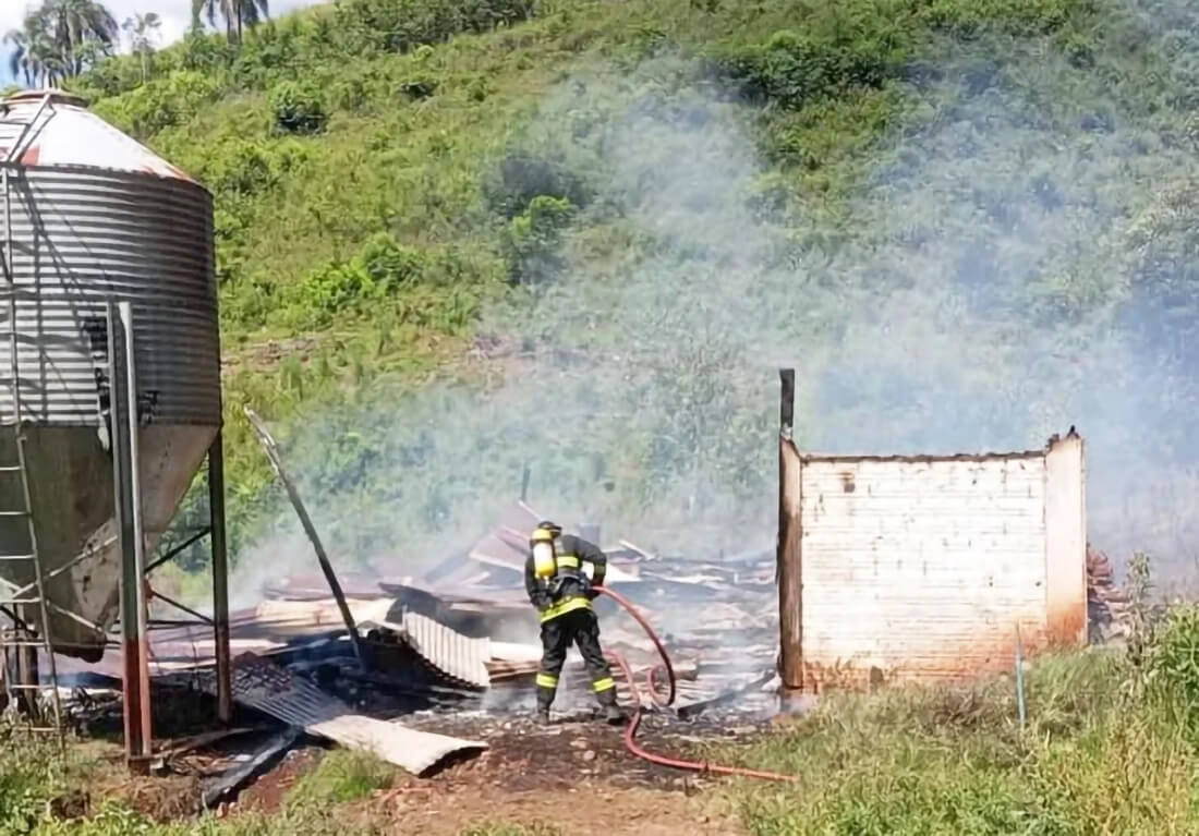 Capa Bombeiros Voluntários combatem incêndio em galpão no interior de Tenente Portela