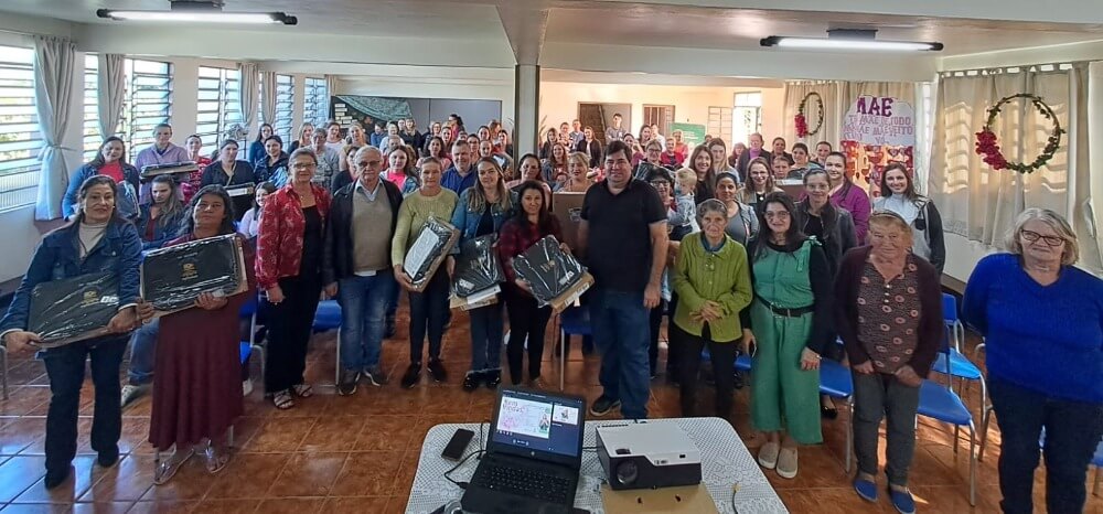 Capa Alpestre: notebooks são entregues para os alunos da Escola General Souza Netto