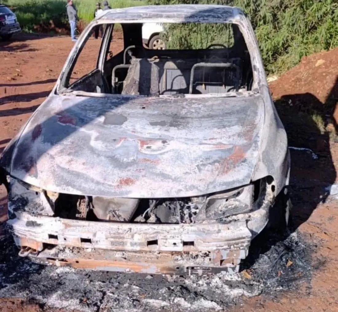Capa Carro é encontrado incendiado com corpo carbonizado em Coronel Bicaco