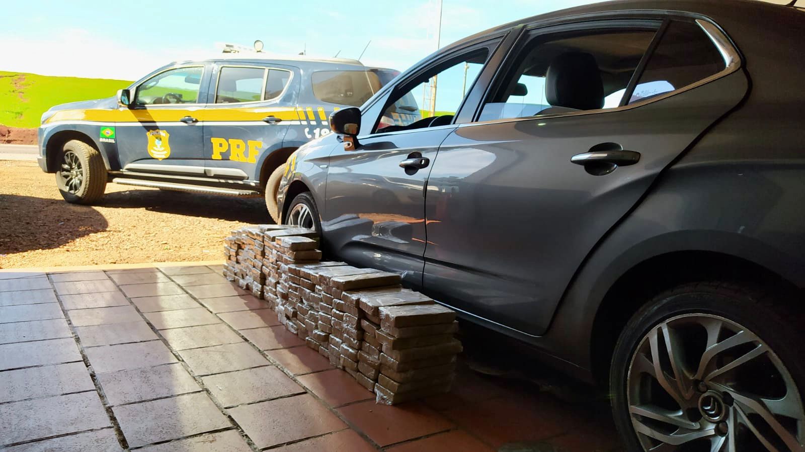 Capa Seberi: PRF prende dois homens e uma mulher transportando 150 quilos de maconha em carro argentino