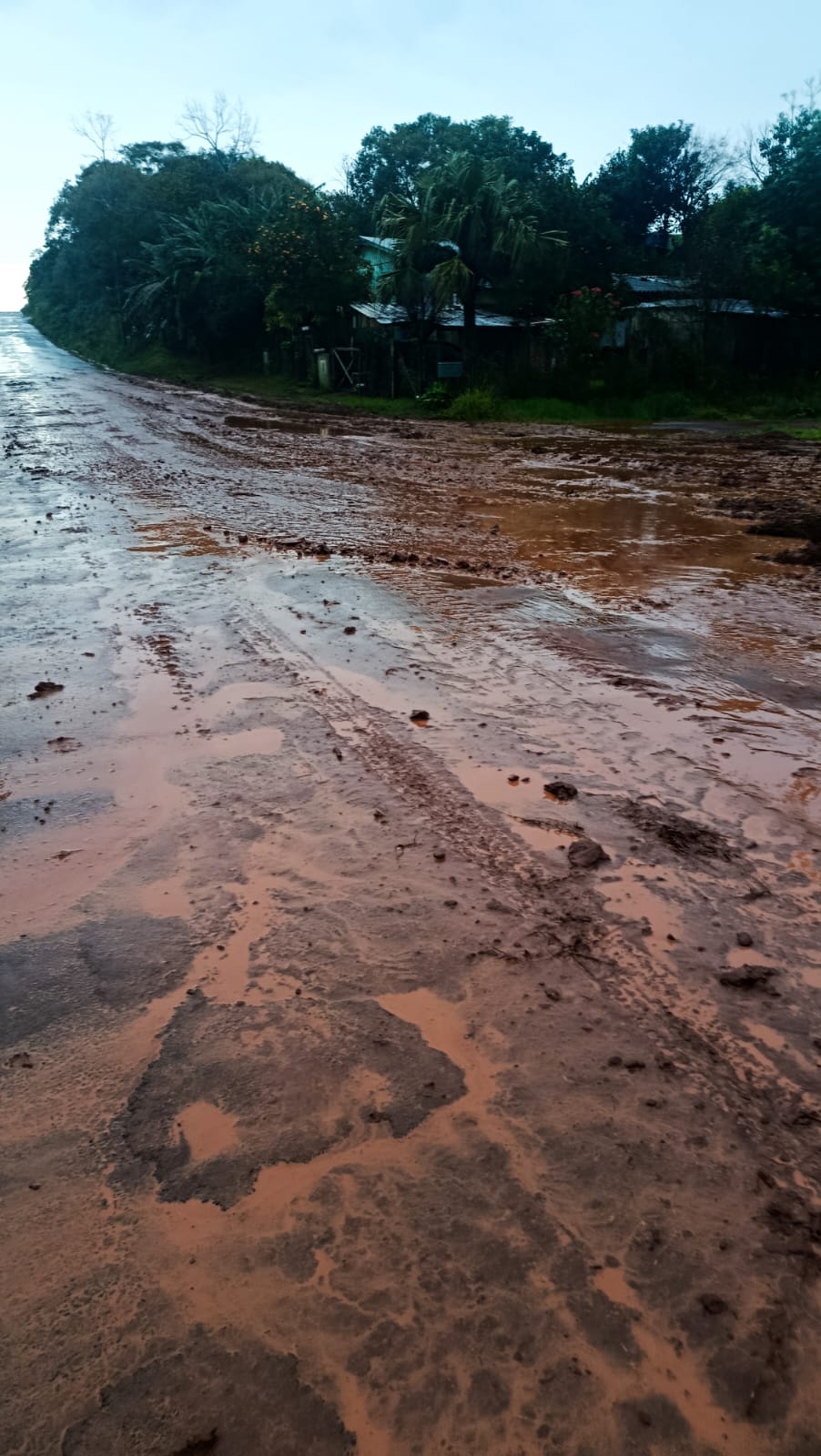 Capa Chuva supera 200 mm, provoca alagamentos e leva à suspensão de aulas no interior de Palmeira das Missões