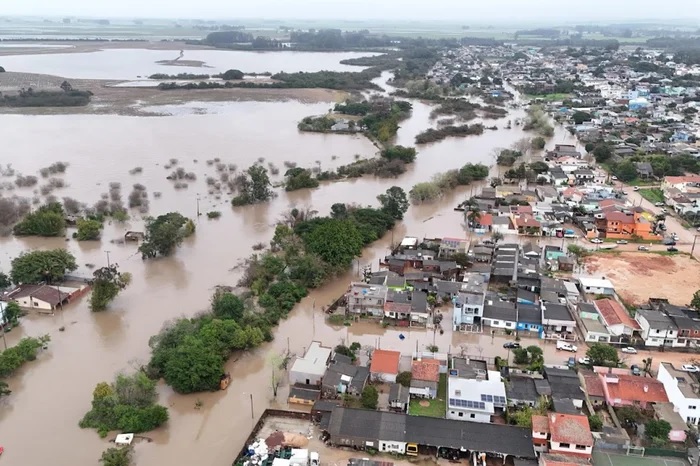 Capa Água invade ruas em São Gabriel e em São Lourenço do Sul; famílias precisam deixar suas casas