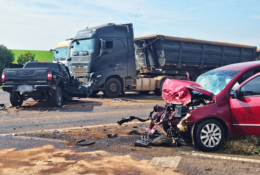 Capa Acidente envolvendo dois carros e uma carreta é registrado em trevo de Campo Novo