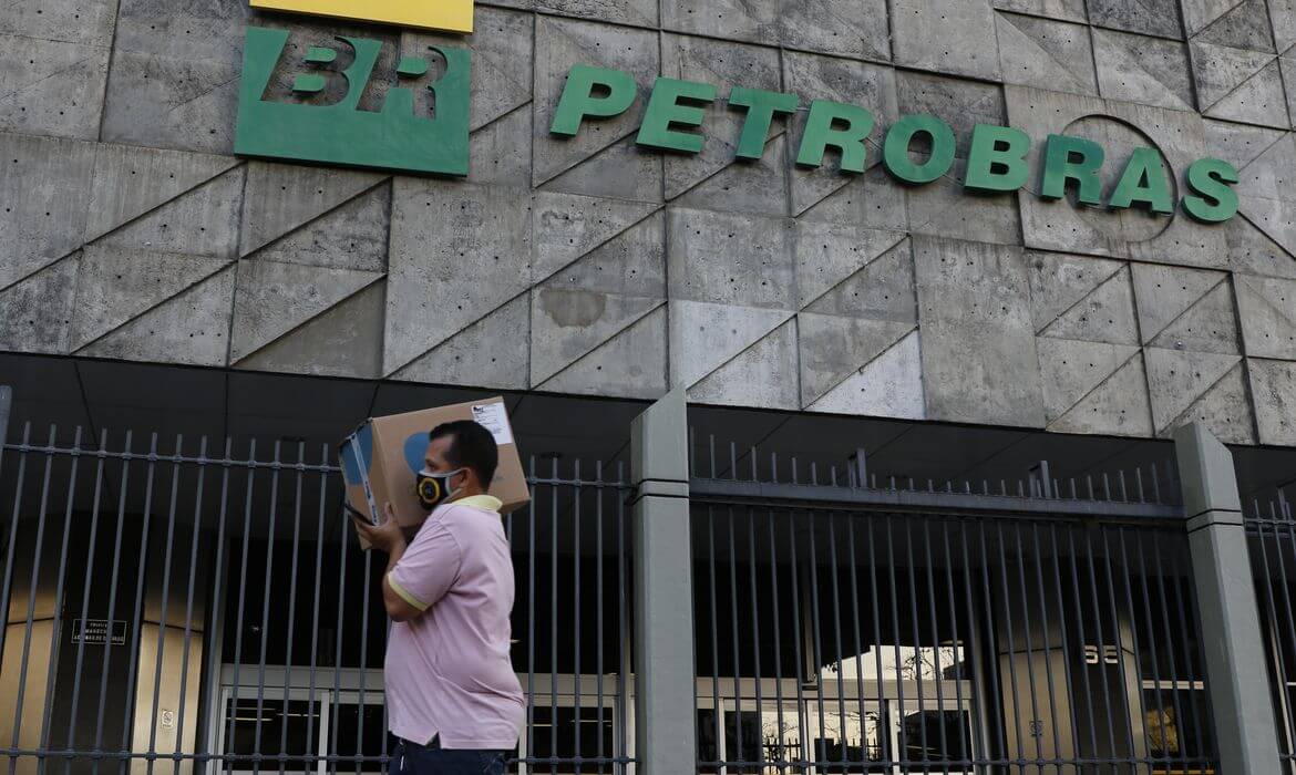 Capa Petrobras reduz em R$ 0,44 valor do diesel e em R$ 0,40 o da gasolina