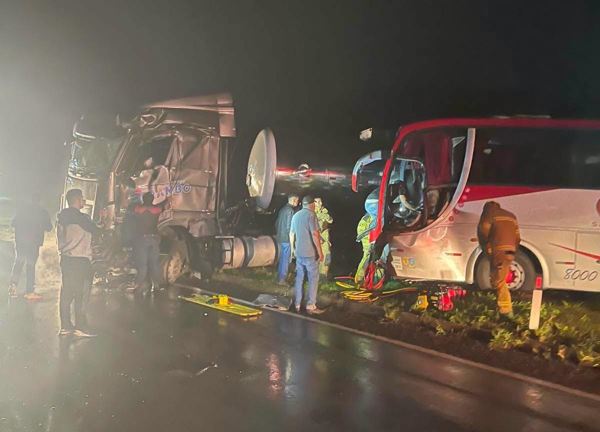 Capa Acidente entre ônibus de empresa de Nonoai e carreta deixa dois motoristas gravemente feridos no Goio-En