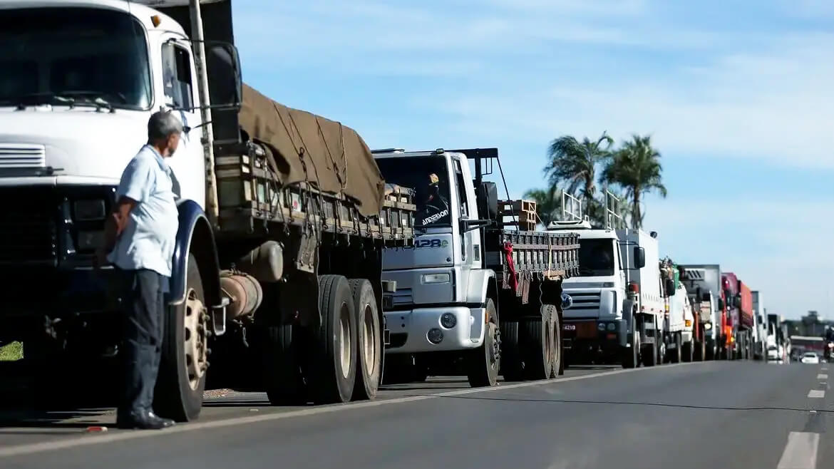 Capa Caminhoneiros cancelam greve após governo anunciar multas de até R$ 10 milhões