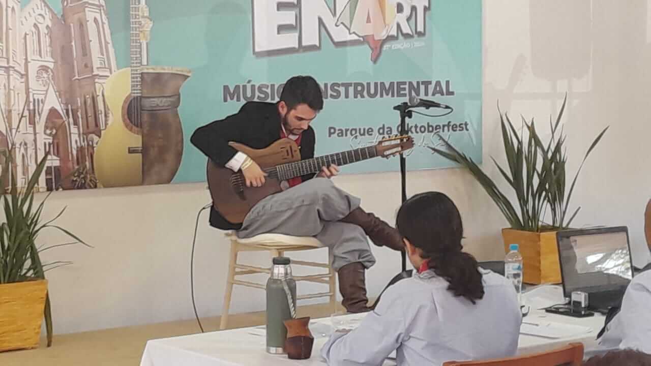 Capa Gabriel Mafalda, de Palmeira das Missões, é campeão Individual de violão no Enart