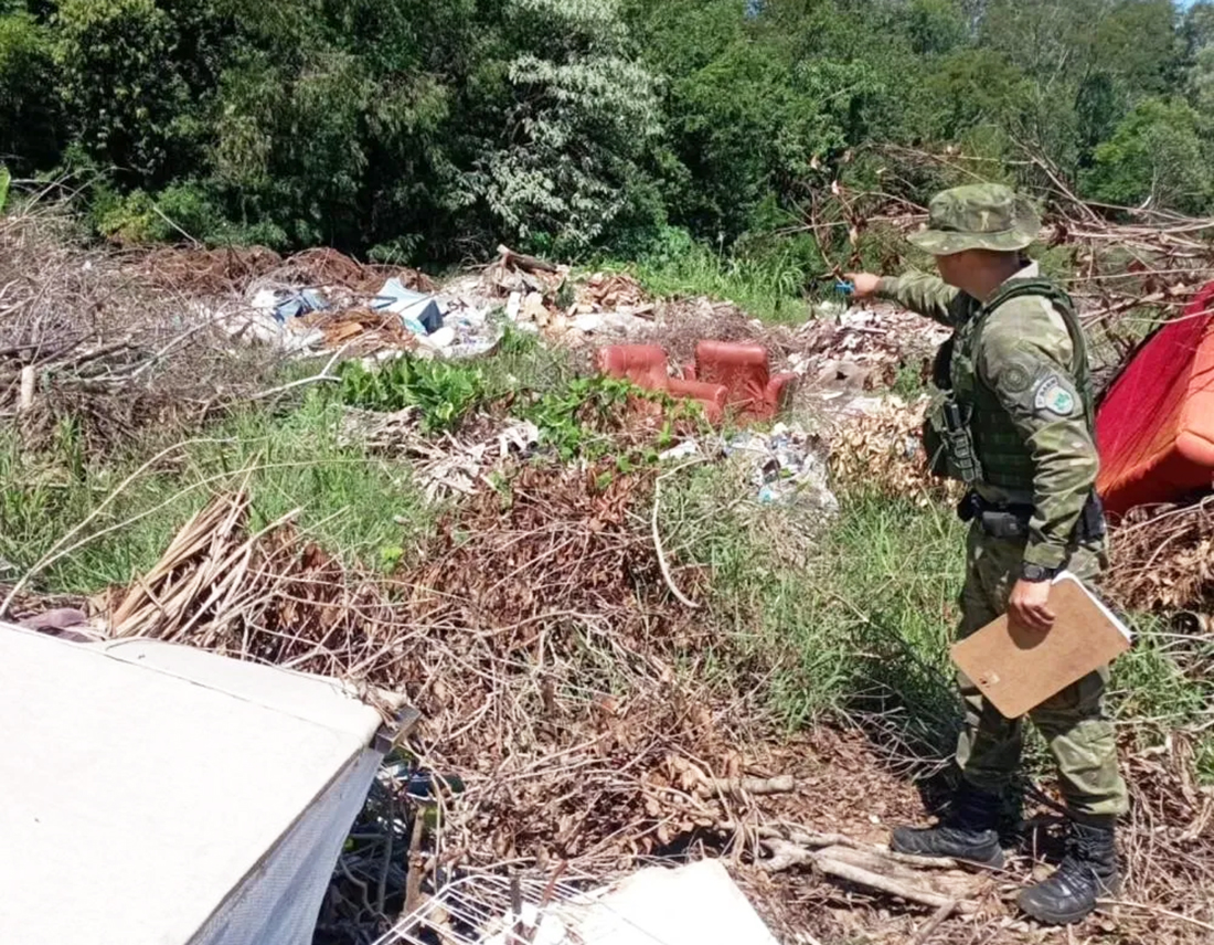 Capa Brigada Militar flagra depósito ilegal de resíduos sólidos urbanos em Planalto