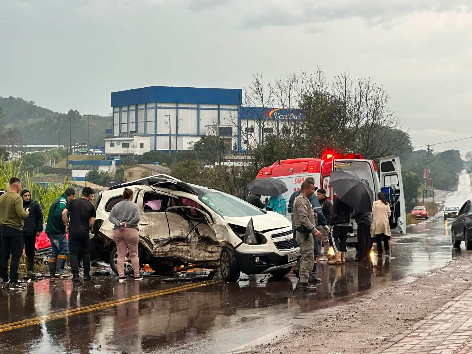 Capa Colisão entre carro e caminhonete deixa dois jovens feridos na ERS-324, em Planalto