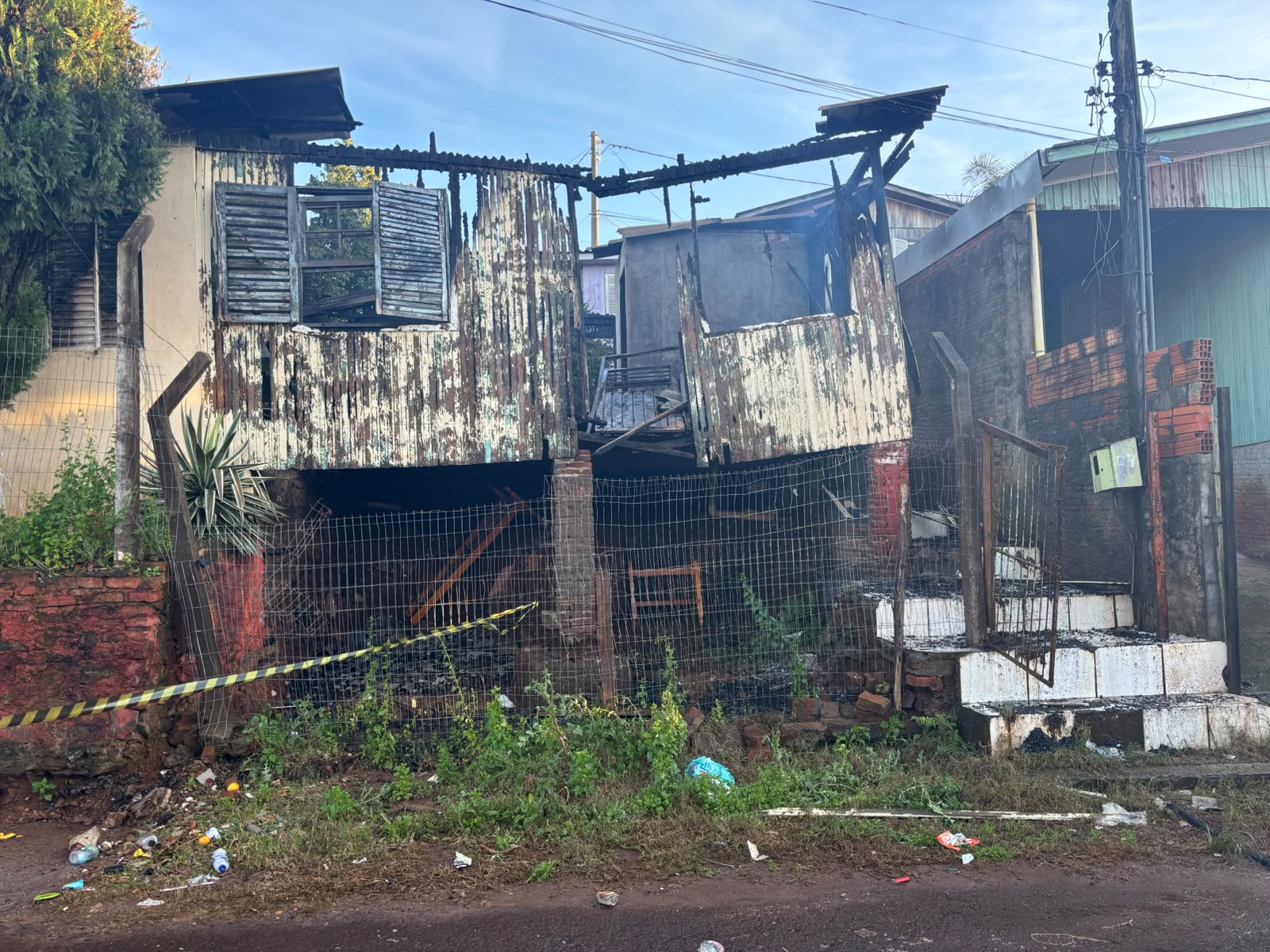 Capa Incêndio destrói residência no Bairro Vicentinos, em Sarandi