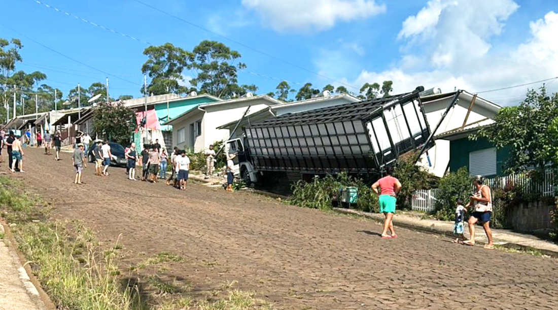 Capa Caminhão descontrolado causa danos materiais em Alpestre