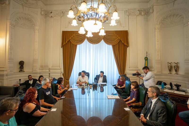 Capa Governador Eduardo Leite recebe representantes do Cpers para debater o reajuste do piso do magistério