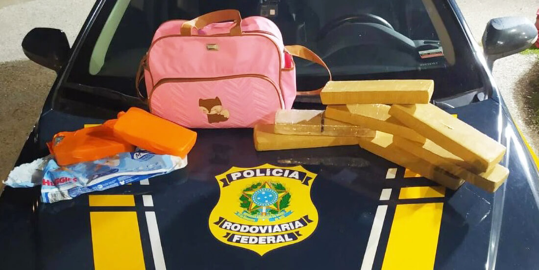 Capa PRF prende mãe transportando drogas na mochila de bebê recém-nascida