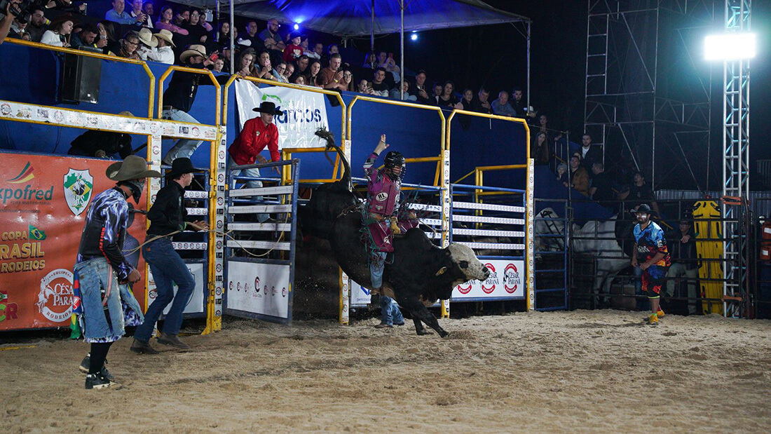 Capa Primeira noite do Rodeio Show César Paraná atrai grande público na Expofred 2025