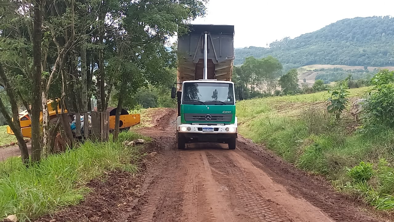 Capa FW: Secretarias de Obras e Agricultura intensificam manutenção de vias afetadas pela chuva