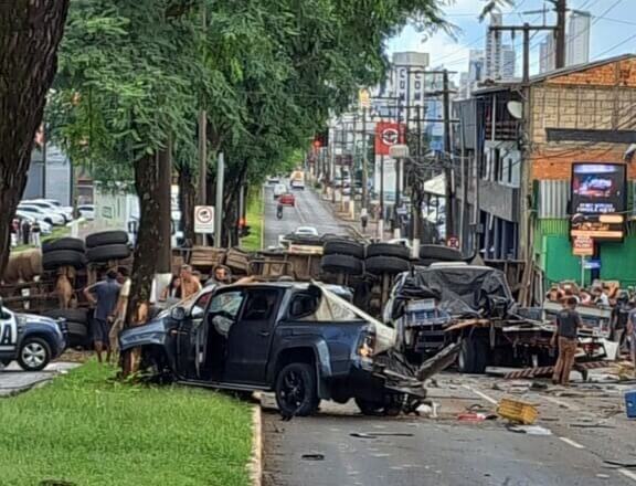 Capa Acidente no centro de Chapecó envolve nove veículos; cerca de 10 pessoas ficaram feridas, algumas gravemente