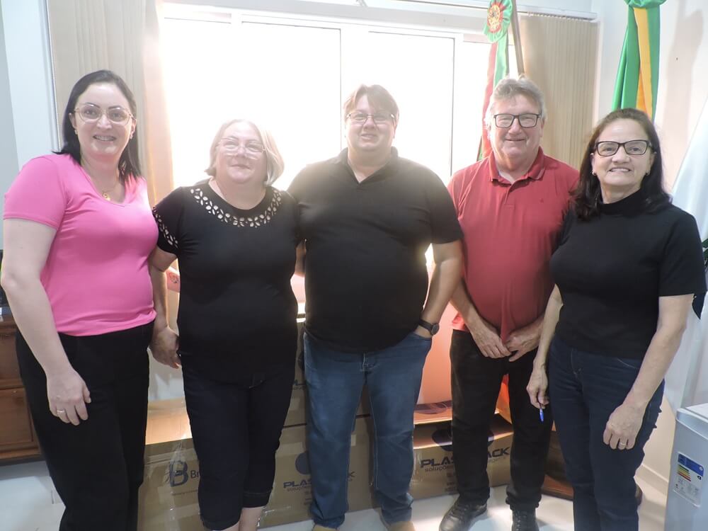 Capa Redentora: prefeito Malberk e vice Noedi recebem aplicadoras da Saers 2023
