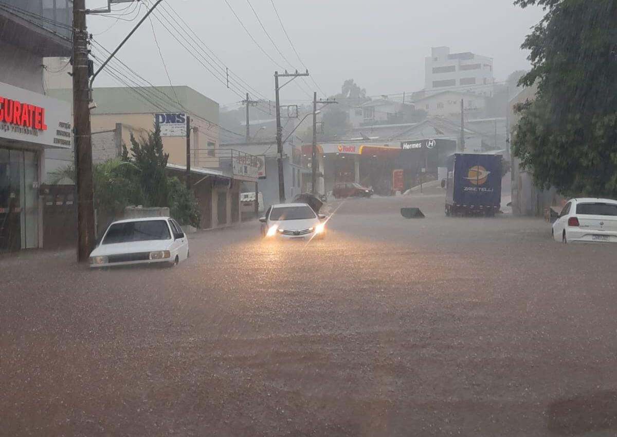 Capa Meteorologia alerta para temporais com chuva forte, raios e granizo neste final de semana