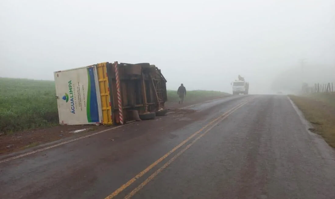Capa Trailer se desprende de caminhão e tomba na ERS-323 em Jaboticaba