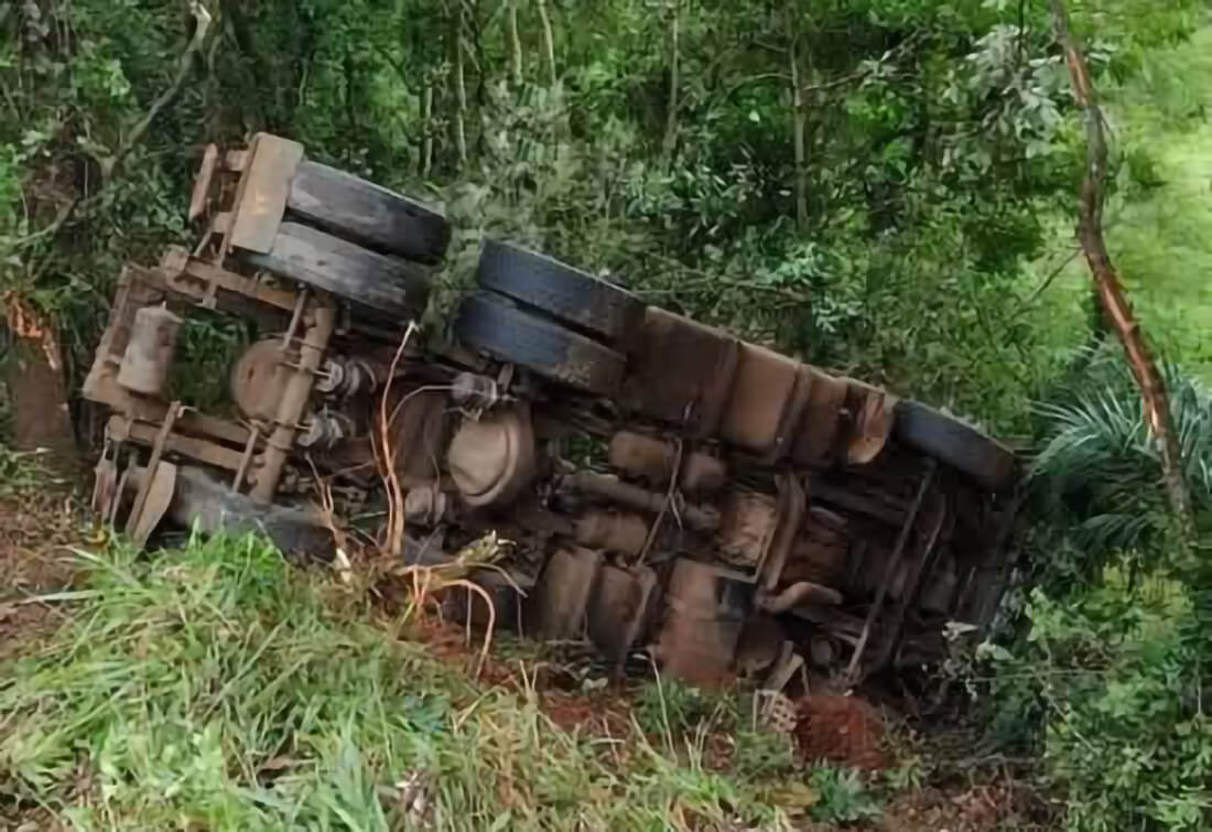 Capa Caminhão tomba na BR-285 após manobra para evitar colisão em Panambi