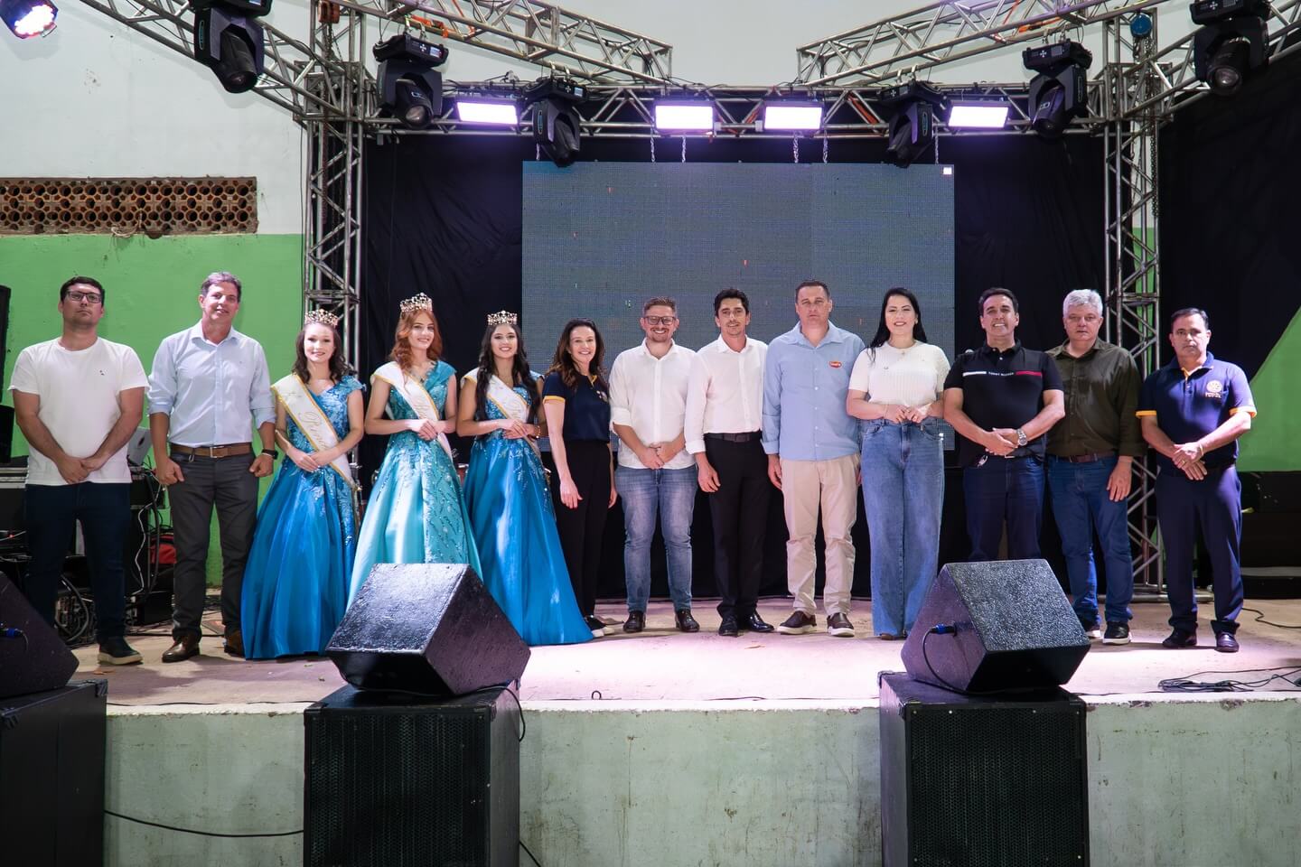 Capa Prefeita Adriane, de Nonoai, prestigia evento em Trindade do Sul